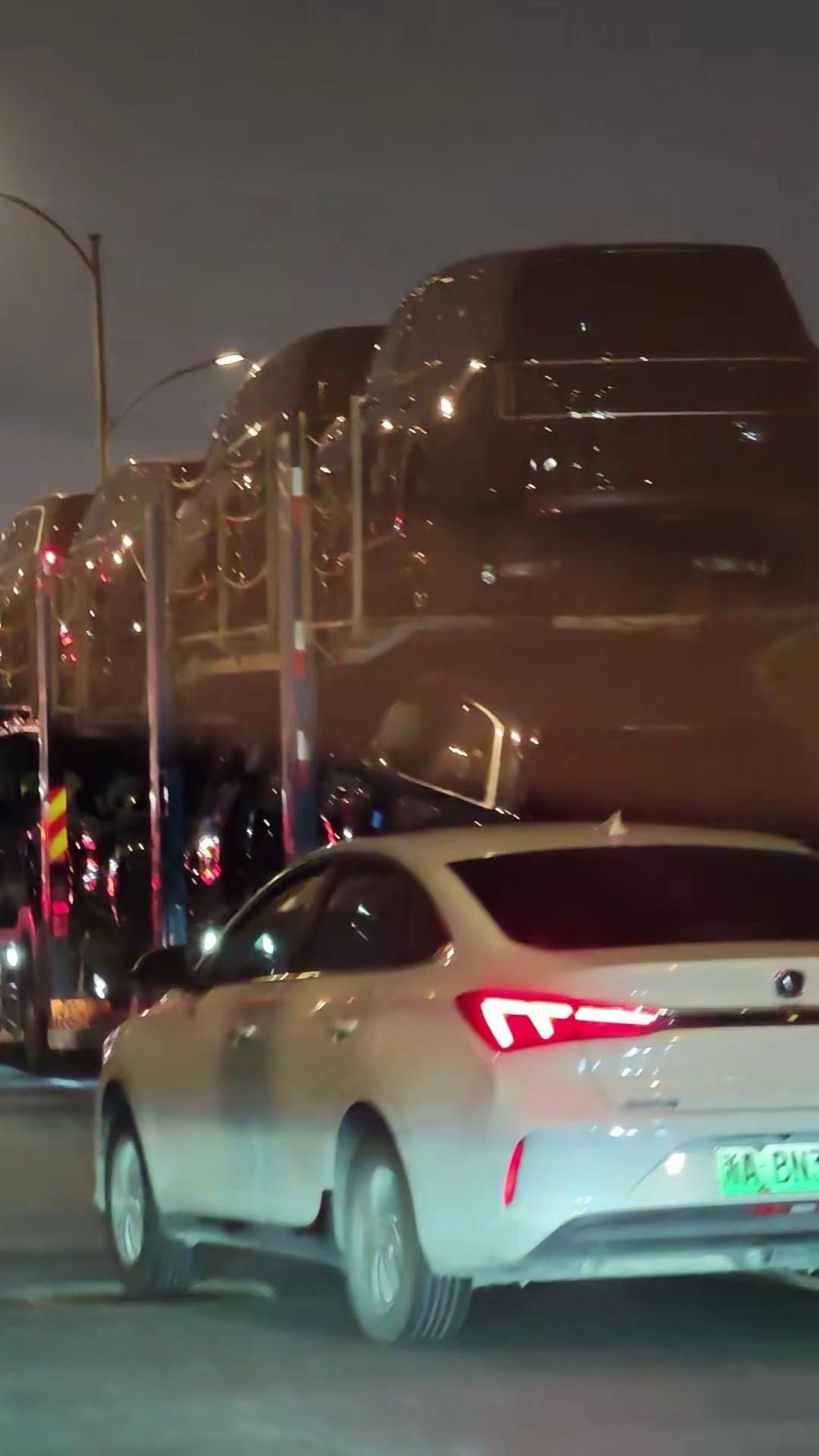 是谁的小米彭程运到杭州啦。🚗路上偶遇载满小米汽车的拖车，正朝着杭州梦马交付中心驶去。虽然车里没有我的车，但隔着屏幕都跟着激动，马上就能提到车的小伙伴也太幸福了。