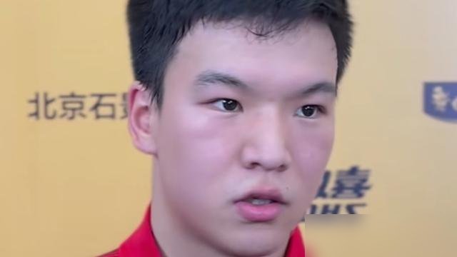 亚运会男团决赛输给日本，向鹏说全队没挨一句骂，教练组全在鼓劲，转头单项把6块金牌全拿回来了。
结果你猜怎么着？外边把教练组骂得狗血淋头。向鹏直接捅破窗户纸：这些诋毁，比输球还伤人。
他在WTT中国大满贯采访里说，自己到现在还没从团体赛和男双输球的低迷里爬出来，心态是懵的，赢球都靠侥幸。10月7号