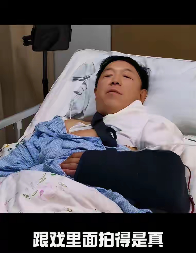 9月3日，黄渤在社交媒体分享自己在家门口骑自行车摔伤的经历，经医院确诊为锁骨骨折，他全程以自嘲的语气讲述意外，称这次受伤的状况和拍戏时的情节一模一样。

评论区里，没人只关心“影帝摔倒了”，反而全是对生活的共情：“黄渤都能在家门口摔骨折，我这天天在外奔波的，好像也没什么好抱怨的了”“看他发的视频，一