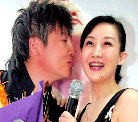 当年孙楠争夺孩子抚养权的起诉书里，有一条理由格外刺眼：指责买红妹“近三年没有工作，无稳定收入来源”。
 

看到这儿真让人倒吸一口凉气。一个当年两登春晚、连张艺谋都邀约过的当红演员，倒贴下嫁给他，推掉所有片约在家里洗手作羹汤，十年生了两个娃。结果连二胎月子都没坐稳就遭遇背叛，熬到打官司争孩子，为了家