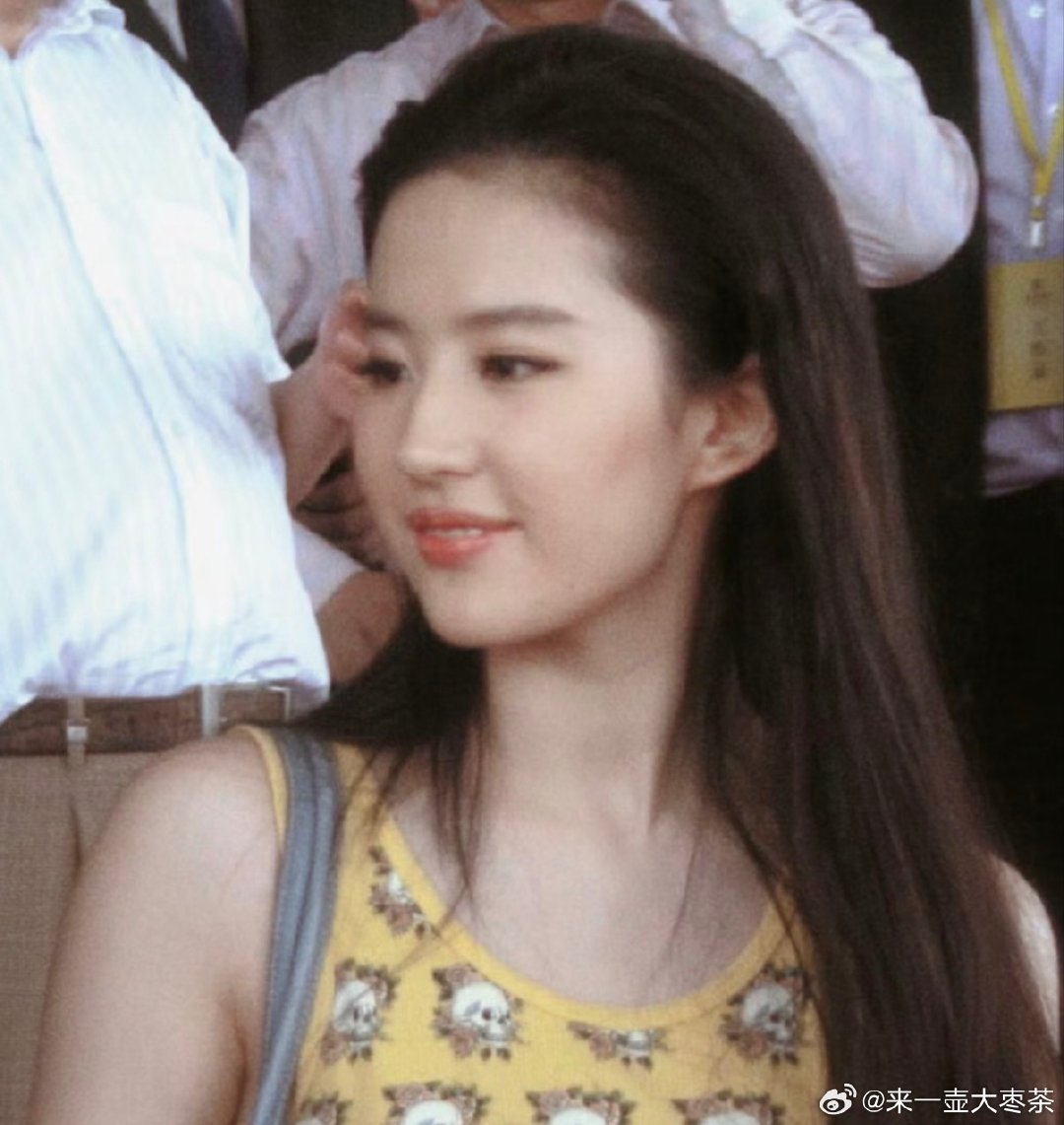 今夕是何年啊[惊恐]茜茜公主这完全是19岁吧[抓狂]

#刘亦菲晒庆生照# ​