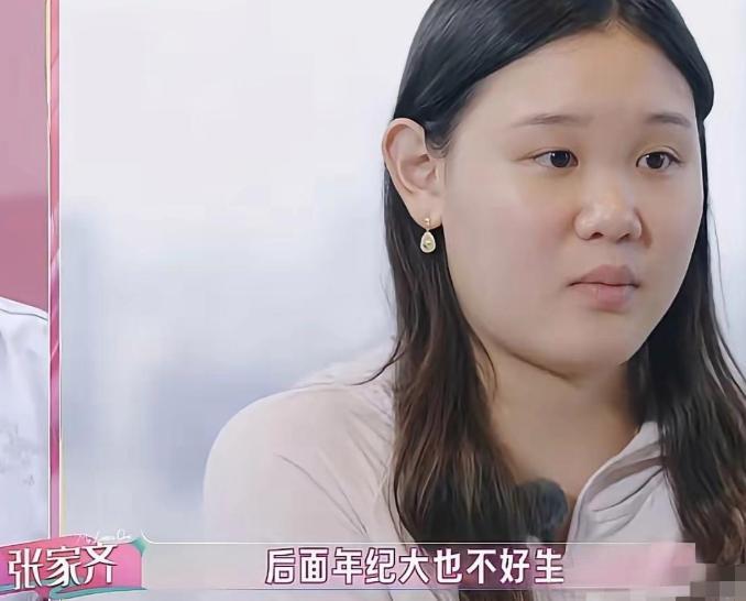 张家齐说，我以后结婚要做婚前协议的
如果男孩子接受不了，那就不结了，我觉得还是财富大于爱情。
如果是婚后买的房子，那就是婚后共同财产要分割的，所以我肯定是要买一套自己的房子，如果不开心了就可以叫对方滚出去。
我希望自己结婚不要太晚，年纪大了生孩子也不好生，我现在经常要外出出差，趁父 ​