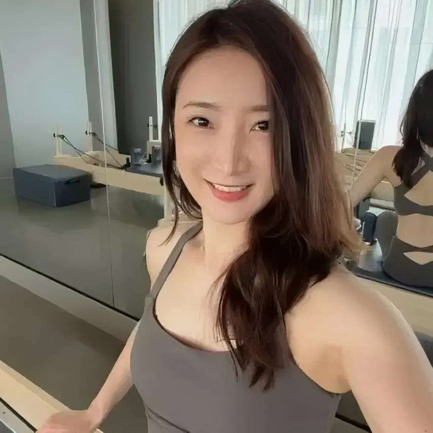 陈赫前妻许婧晒出来自己的美照

明显看出过得不错，网友都说“过成了自己喜欢的样子”

离婚后，许婧一直在国外生活，爬山，旅行，健身，各种活动忙不停

还交到了新的男友，但一直未官宣结婚

不知道陈赫看到后，作何感想，真不理解，这么好的老婆为啥不要