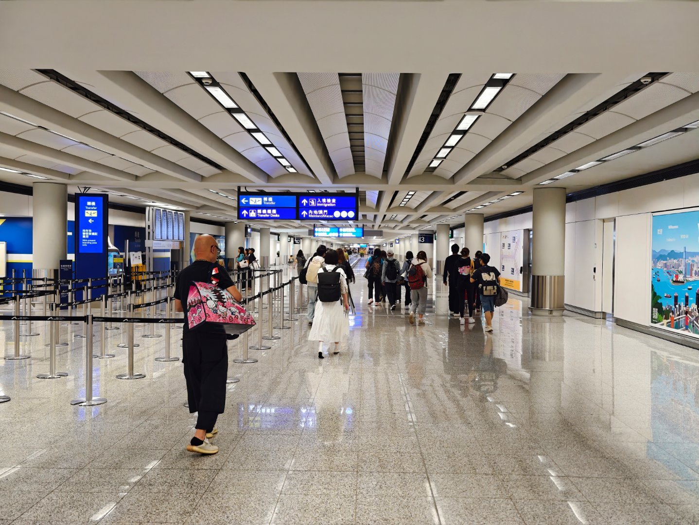 飞行｜JL27 日本航空 东京HND — 香港HKG B788

期间限定香港红眼的回程，这一班的时间比全日空要早一个小时，但到达香港的时间太早并不是很理想，由于日期原因OD乘客不多上座率不高，大部分似乎都是北美飞过来中转的。尽管这一次机上服务很零散，没有用餐贴纸，绿宝问候还问错了问了隔壁两个大学生…  ​