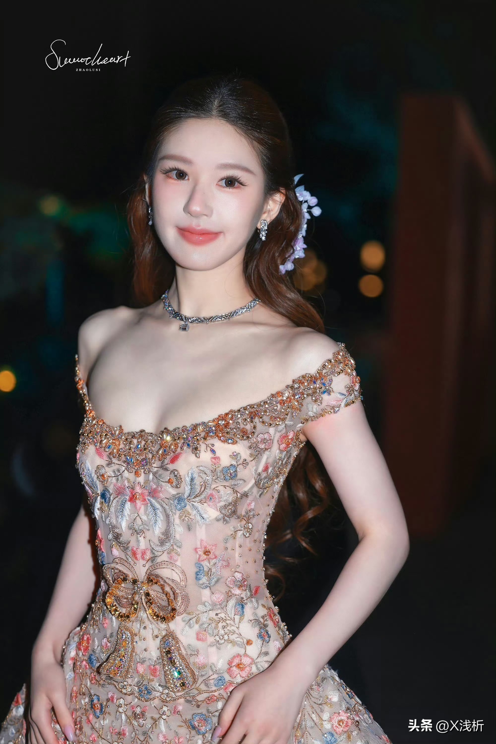 赵露思这次芭莎的下车图，真的把祖海压轴款穿活了。一天连换ES和祖海两套顶级高定，内娱首穿闭秀款这待遇本身就够炸，一字肩那优越的肩颈线配上半扎发和繁花刺绣，愣是把重工高定穿出了娇俏的花仙公主感。说实话这种堆满钉珠的裙子极容易压人，可她往车边一站，反而衬得人比花娇。