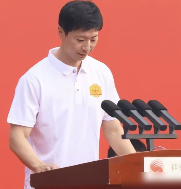 36岁马龙站在北大讲台上，白衬衫一穿，不知道的还以为哪个大二学长混进新生堆里了。
底下学生拍的照片刷屏，全在问这人真是两个孩子的爹？
可一说他家庭，更没脾气。跟夏露08年认识，16年才公开，一句八年不易，我们很好，把该说的都说完了。大儿子17年出生，这些年带着老婆孩子看台上一坐，该打比赛打比赛，