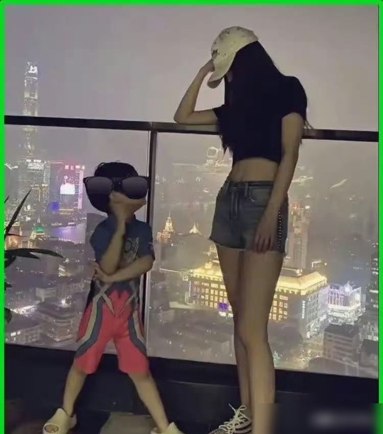 杨颖这张全家福，直接撕开了娱乐圈星二代基因盲盒的遮羞布。
7岁的小海绵一露脸，热搜就炸了。没有长残，没有突变，眉眼深邃，轮廓立体，简直是按着亲妈的混血底子1：1复制粘贴。
以前捂得严严实实怕见光，现在大大方方晒出来。照片里35岁的杨颖状态回春，跟儿子站一块儿，硬生生把母子同框拍成了姐弟街拍。