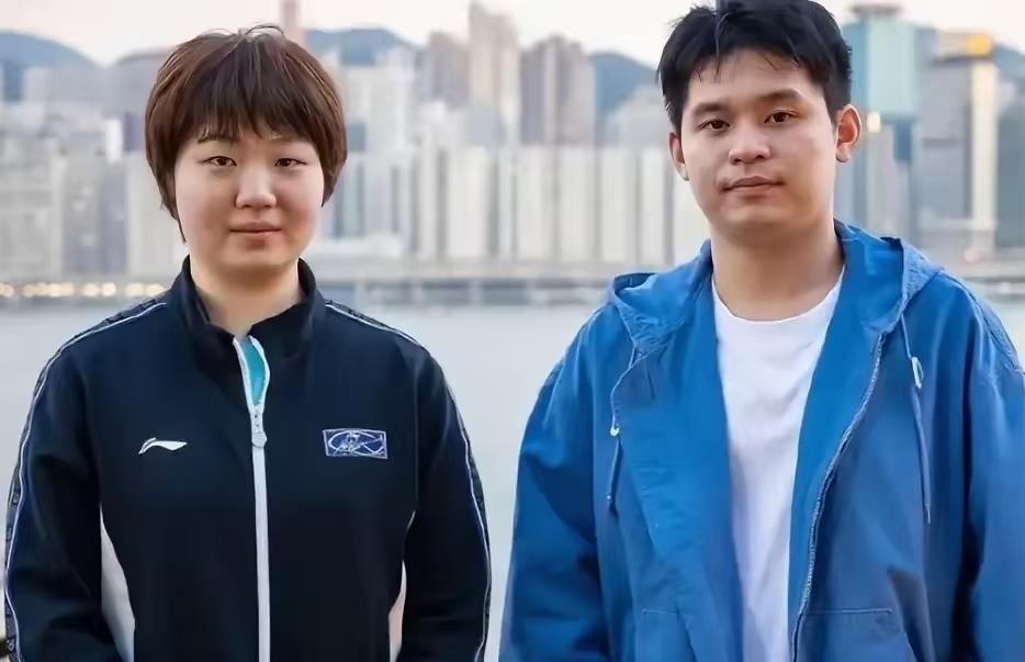 铁打的蒯曼，流水的搭档，兜兜转转最后还是跟林诗栋绑在一起出征亚运会。2026年名古屋亚运会名单已经官宣，林诗栋身兼四项、蒯曼身兼三项，栋曼组合重新合体。这大半年蒯曼跟温瑞博、陈垣宇都搭过，成绩嘛大家都看得见，实在不够理想，最后还是发现原配最顺手。两人从2024年到2025年初拿了八个国际赛事混双冠军