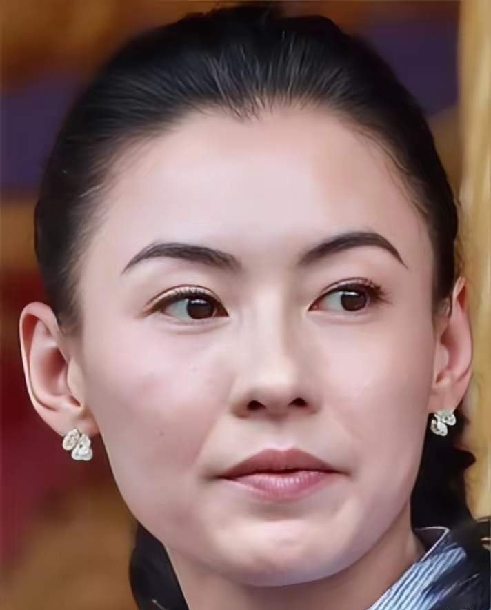 #张柏芝顶级骨相的含金量#整副骨架立体有力量，属于“骨能担财担事”的格局。抗挫力极强，绝境可以翻身，聪明能干，财运事业运强，重情义，对子女家庭愿意倾力付出，属于靠自己打拼的女强人骨相。 ​