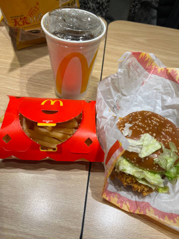 回国第一顿是麦门！<br />在机场的时候还想吃个麦当劳的但人太多了不...