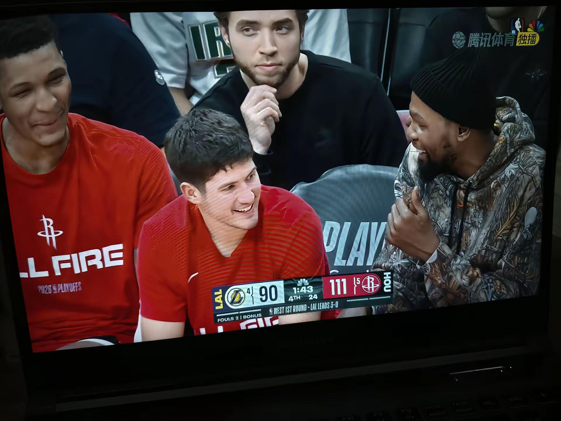 火箭众将把悬念扳回一局 老杜肉眼可见的开心了 希望能拖到你复出”…….”