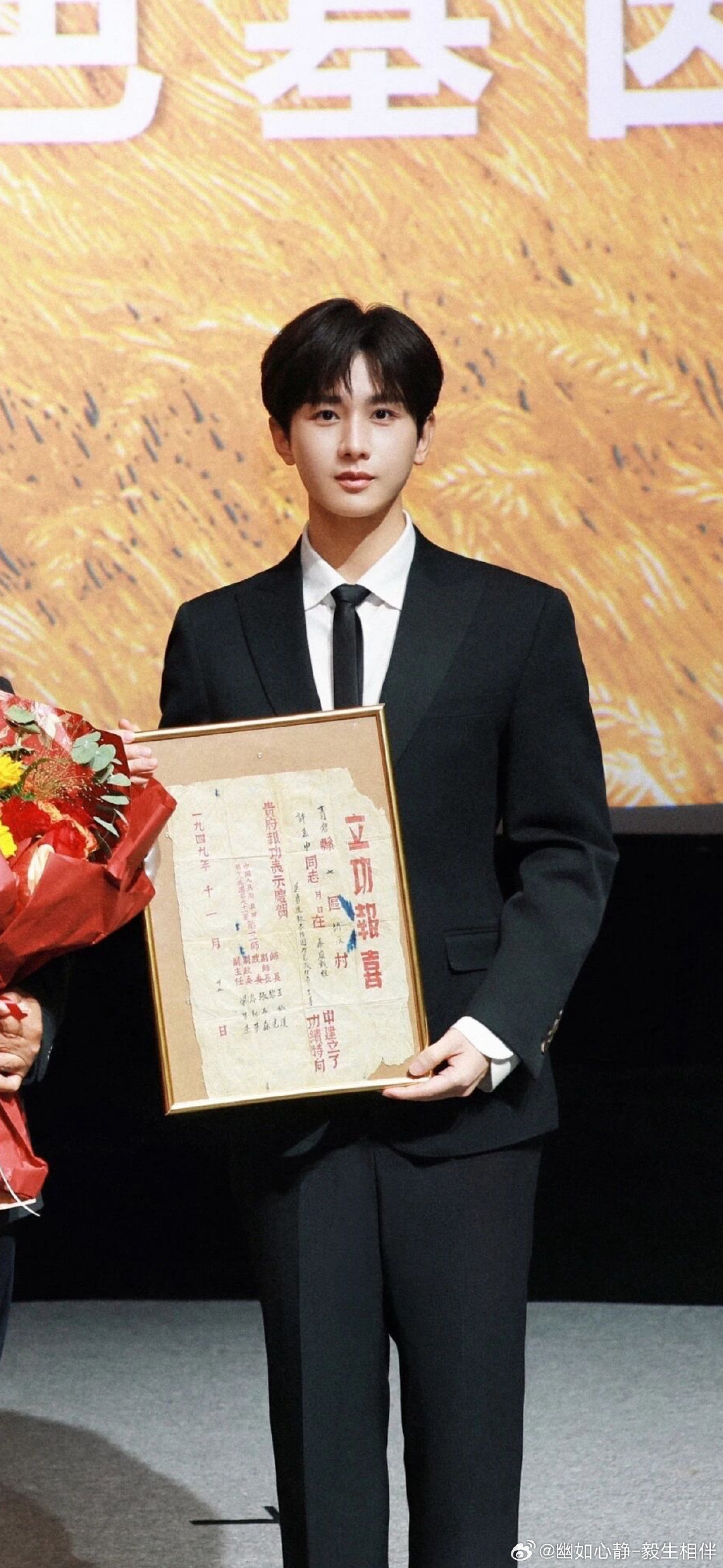#成毅[超话]##剧集狩谎[超话]##电视剧两京十五日[超话]##电视剧不见英雄花不开[超话]##成毅火种MV播放破4000万# 晨光微启，岁月变迁，又是新的一天，秋风轻轻，载着我的问安，每一清晨都会如约送到你面前，愿你晨起心情舒畅，三餐温热无忧，一年四季安康，一生一世幸福，早安成毅！​
