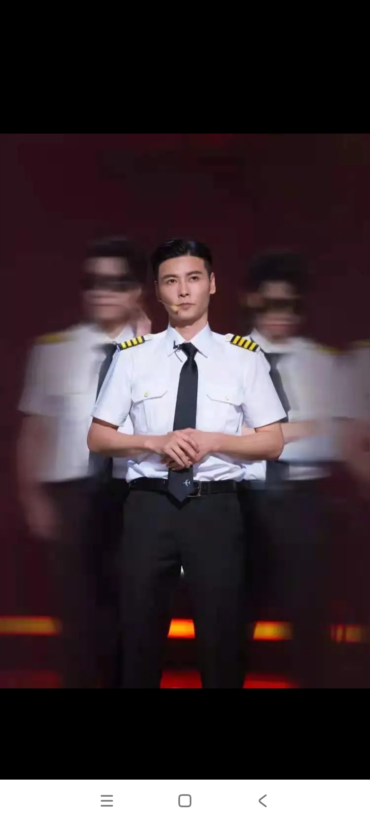 成团前夜的关键一战来了！10月13日，《披荆斩棘2026》五公小考正式开演，这也是成团前最后一次小考比拼。四位队长各自带领部落同台竞技，分数出炉瞬间，直接点燃网友讨论。
 
本次小考最大惊喜，当属姚琛部落。他们带来曲目《父亲写的散文诗》，即便因为成员缺席被扣掉3分，最终依旧拿到92分，稳稳拿下全场第