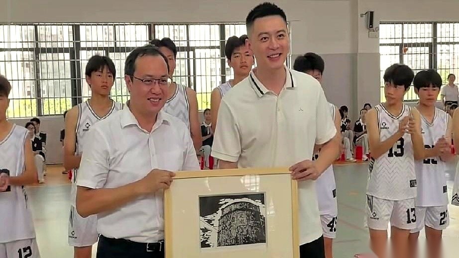 带队拿过总冠军的杨鸣，现在成了全中国篮球圈最火的“高级打工人”。 从C...