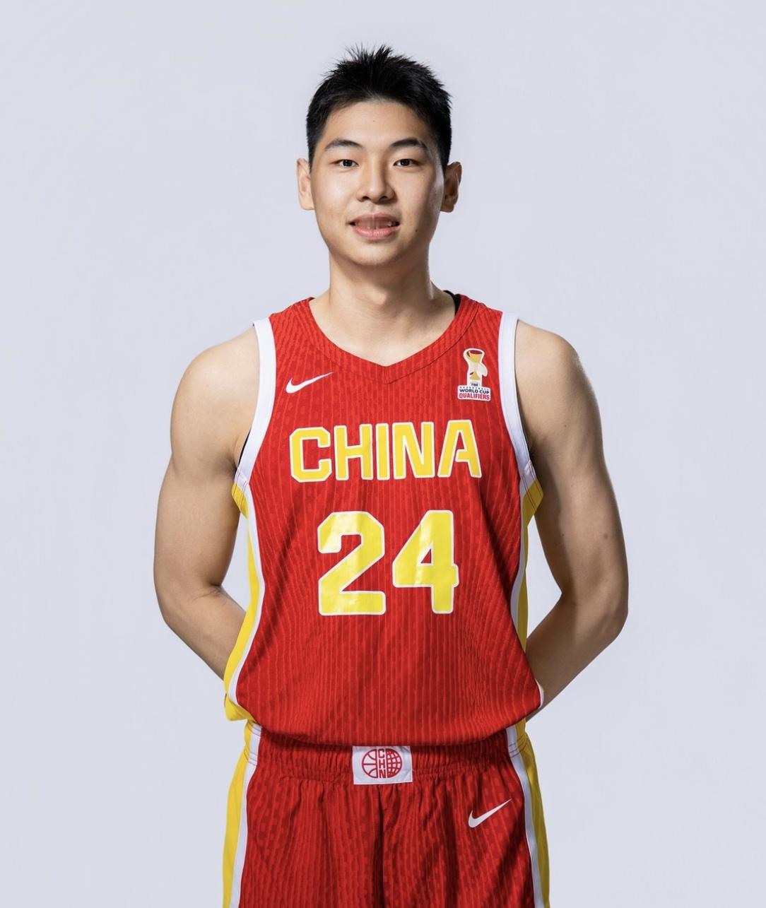 贺希宁伤退，崔永熙压哨补位亚运会！他能打出怎样的表现？

贺希宁腰伤复发退出亚运会，崔永熙临危受命递补进入12人大名单，广西三剑客崔永熙、廖三宁、庞峥麟再度齐聚国家队阵容。
 
崔永熙的到来，最直接的作用就是补强锋线防守。身高臂展优势明显，可以完成多位置换防，能够领防对手外线核心，正好补上贺希宁离开