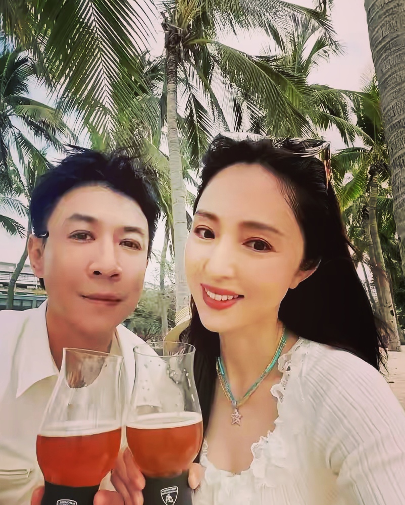 董璇的两段婚姻
差距一目了然
第一段三年没收入看人脸色，第二段婚前就把话挑明，这一前一后的变化藏着多少女人的醒悟。
头一回她是怎么过的？怀孕生女三年没工作，家里开销靠前夫，爸妈的生活费也是前夫出。她自己是能赚钱的人，可那几年她一分钱进账都没有。
如今二婚呢？婚前协议签了，话也说开了，要再生孩子你负责