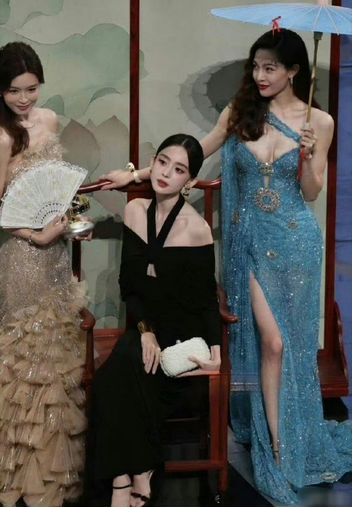 感觉钟楚曦衣服都要掉了，但是一脸镇定，美的让人忘记了旁边是古力娜扎