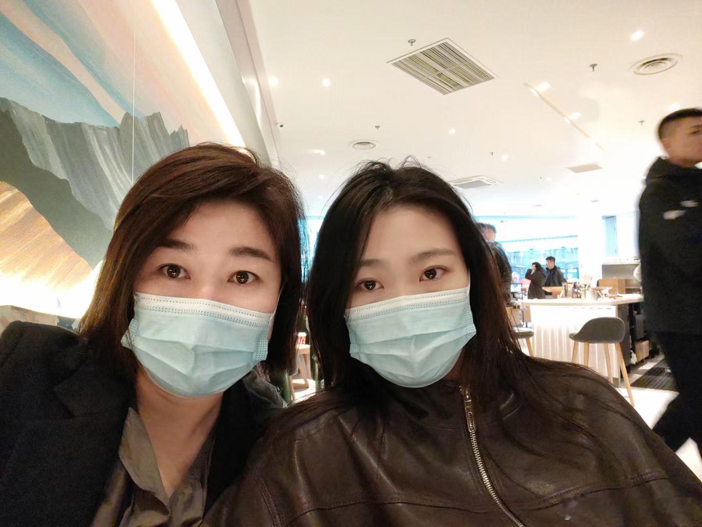 吾家有女，向阳生长
看着女儿在杭州一步步站稳脚跟，作为母亲，心底常常生出一份由衷的欣慰与感慨。
还记得她最初入职字节跳动平台，在大平台的体系里沉淀历练，见过高标准的工作节奏，也在日复一日的业务打磨中积攒底气。
后来她选择跳出原有平台商，到服务商体系，于我而言，心里免不了有几分牵挂， ​
