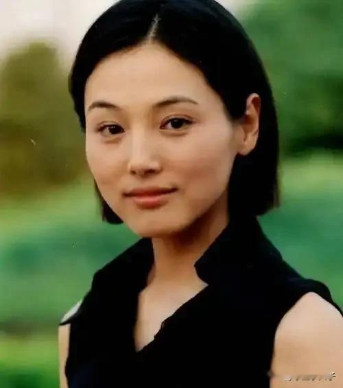 面相是不会骗人的！我给奶奶看了女演员张延的照片，她第一句话就

面相是不会骗人的！奶奶看过张延照片，直说找老婆就要找这种干净温柔的，果真被她说中。

不少人顺着这话夸奶奶眼光毒辣，但是很少有人想过，这其实是典型的认知陷阱了。

当年张延凭《粉红女郎》走红后，主动在事业上升期放缓脚步回归家庭，坐实了不