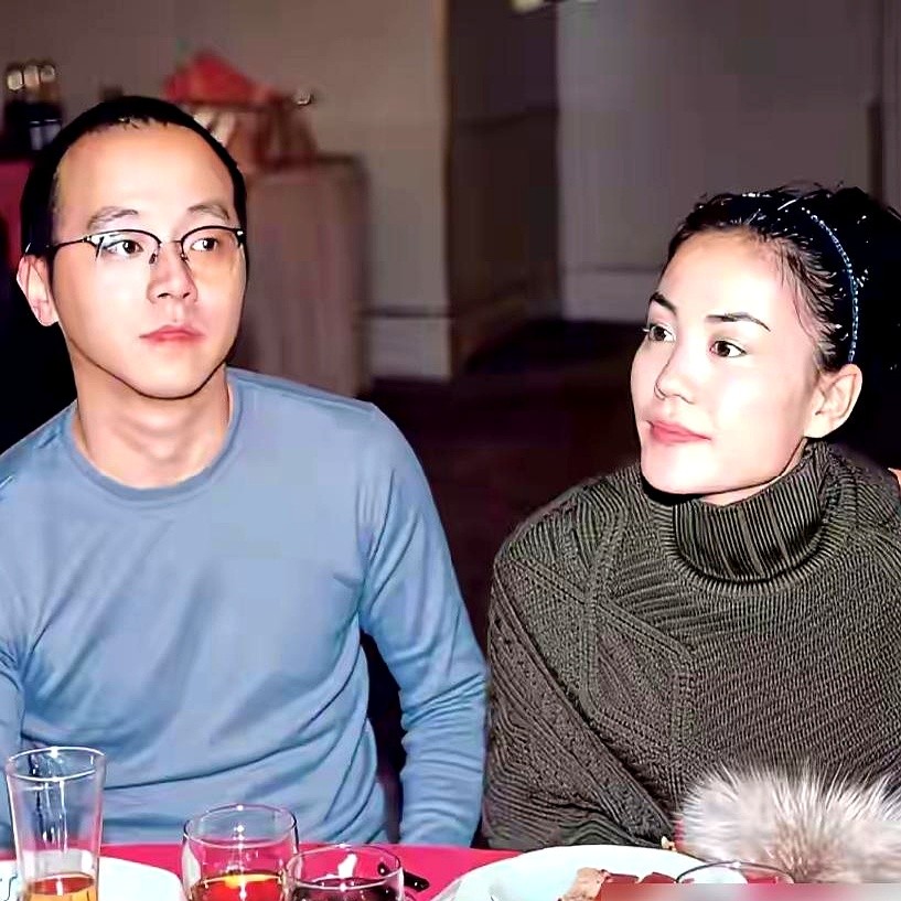 窦靖童突然在镜头前发问，当年到底看上窦唯哪一点？

这个问题换别的离异家庭早掀桌子了。但这俩人没翻脸，还卡着点追女儿的节目。私底下碰头，只甩给窦靖童一句话，赢了别飘，输了别垮。

没人逼她选边站，也没人指手画脚。窦唯想闺女了，爷俩就戴上耳机，默默听一段叫“爸的海”的海浪声。

顶着最沉的星二代光环，