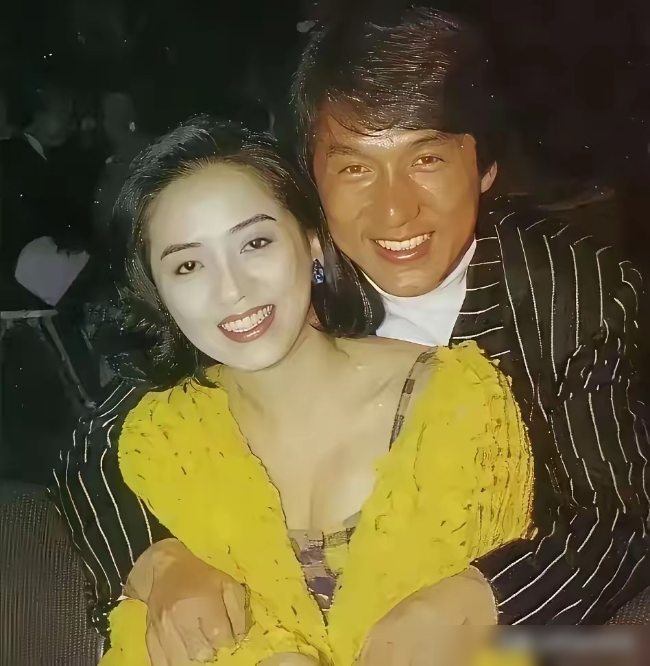 爆！成龙和陌生女士亲密合影突然疯传全网！
全网翻遍，找不到这张所谓争议合影的权威来源，没有发布时间，也没有具体上下文。
成龙入行几十年，各种公开活动、影视合作合影一抓一大把，正经流出的合影全是公开存底。
目前能搜到的相关内容，全是蹭流量绑其他艺人的讨论，根本没有这张争议合影的实锤。
娱乐圈没