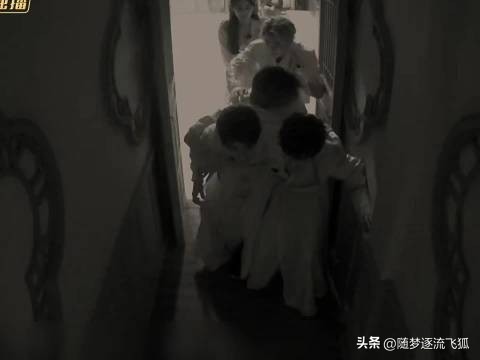 笑晕在密逃名现场😂 一进密室彭昱畅张真源直接跪着往前走，娜扎满脸写满疑惑灵魂发问：为什么要这样呢？
下一秒自己看不下去，直接大步冲到前面勘查情况