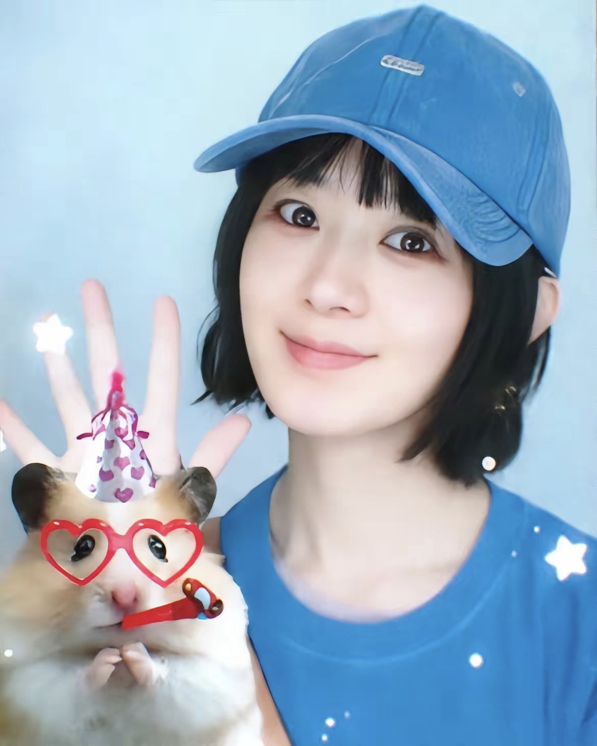 10月16日是赵丽颖39岁生日，粉丝字制庆生图。卸下工作的她状态格外亮眼，眼神清亮，满是童真欢喜。玩大头贴拍照，满满槐旧氛围感。不用赶行程的日子，陪伴孩子、和好友相聚，好好取悦自己，39岁的她，像是重新滋养了一遍自己。