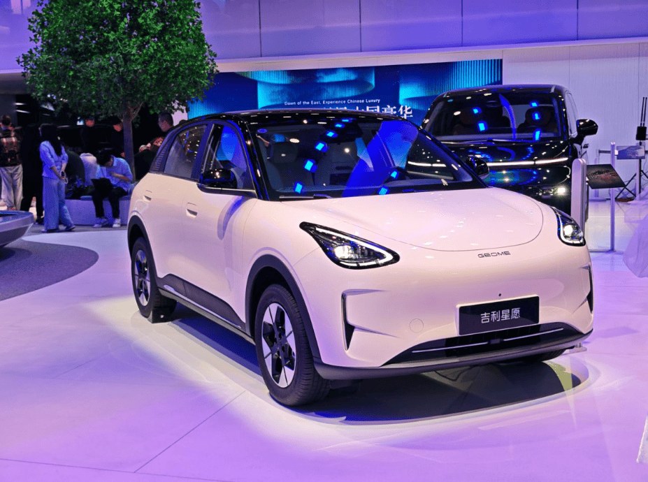 前三季度国内乘用车累计销量榜出来了，吉利星愿31万多辆夺冠，把Model Y挤到了第二。

我倒觉得这次最值得玩味的不是谁赢，而是赢的是谁。星愿说白了就是台几万块的小车，以前大家觉得便宜代步车就是「将就」，现在它直接把一众合资和新能源豪强全压下去了。

Model Y还是强，27万多辆排第二，但架势