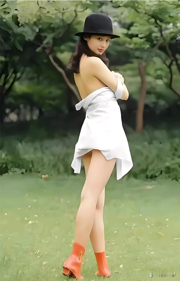 陈红年轻时太美了，真不愧是亚洲第一美女！你看她头戴黑色小礼帽，乌黑的披...