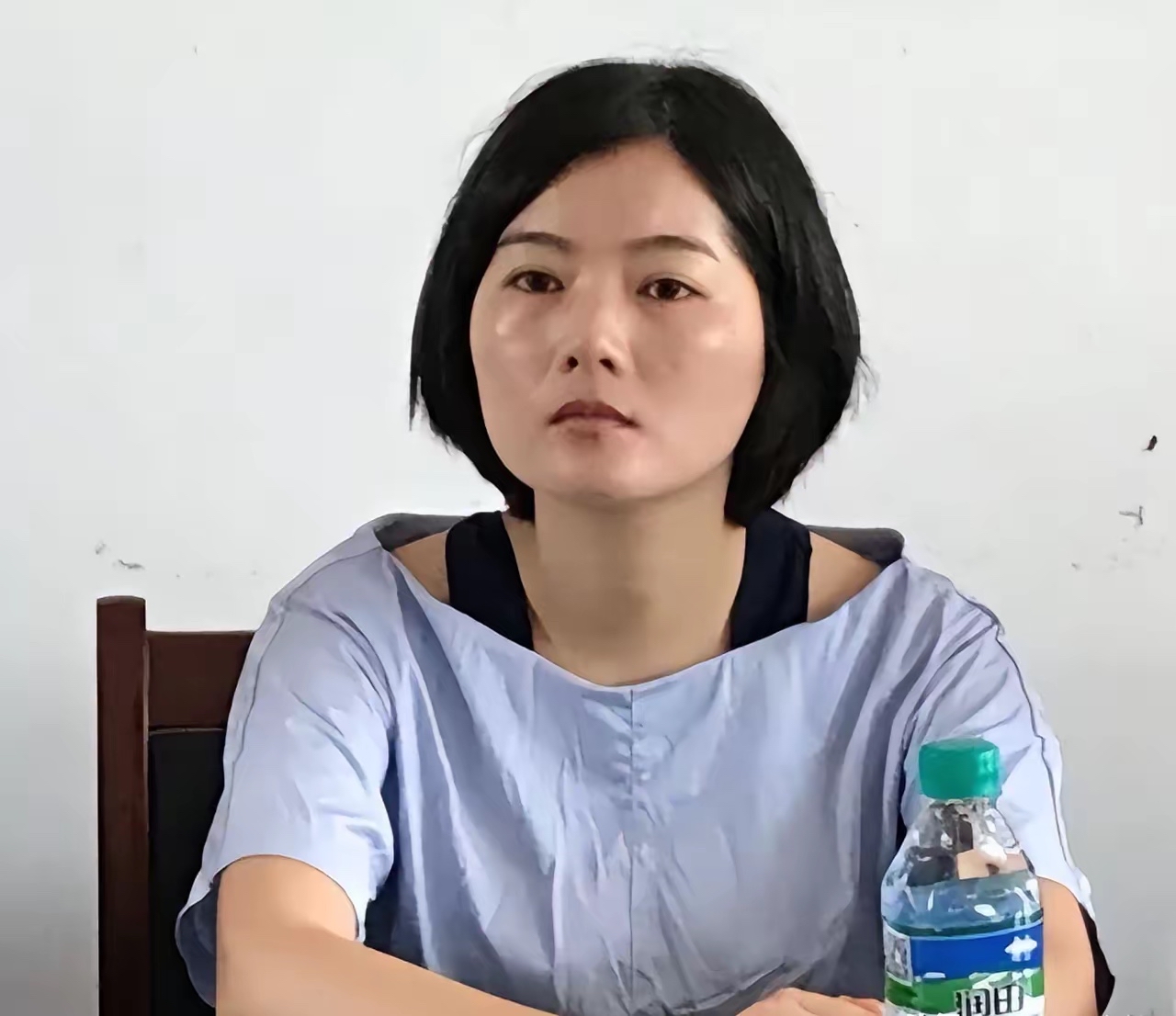 江西万年县李佩霞一案已经过去两年多时间，李佩霞因受贿罪被法院判处三年有期徒刑，并处二十万元罚金。

两年了，还有多少人记得李佩霞这个名字？

2024年夏天，一个退休教师的网络实名举报视频，撕开了万年县官场最不堪的一角。李长柳——一个头发花白的初中老师，对着镜头说自己女儿被县委书记毛奇性侵了。那一刻