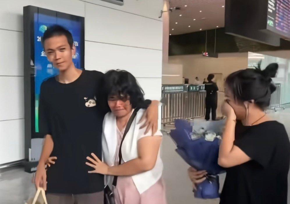 被女友拐卖事件后续，
一个19岁的男孩被17岁的女友以10万块钱的价格卖到了缅甸园区，家里花了30万赎回来了（25年6月），负债累累。 ​