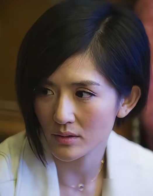 谢娜这事，被骂了整整四年。
2019年，澳洲录综艺。
谢娜看上个包，卡刷不出来。
包文婧拿包贝尔的卡，垫了3万澳元。
回国后，谢娜让弟弟转账。
弟弟转了3万。
人民币。
3万澳元，当时折合人民币14万往上。
差了小12万。
包文婧当面提了一嘴。
谢娜说人家太计较。
节目组把这段