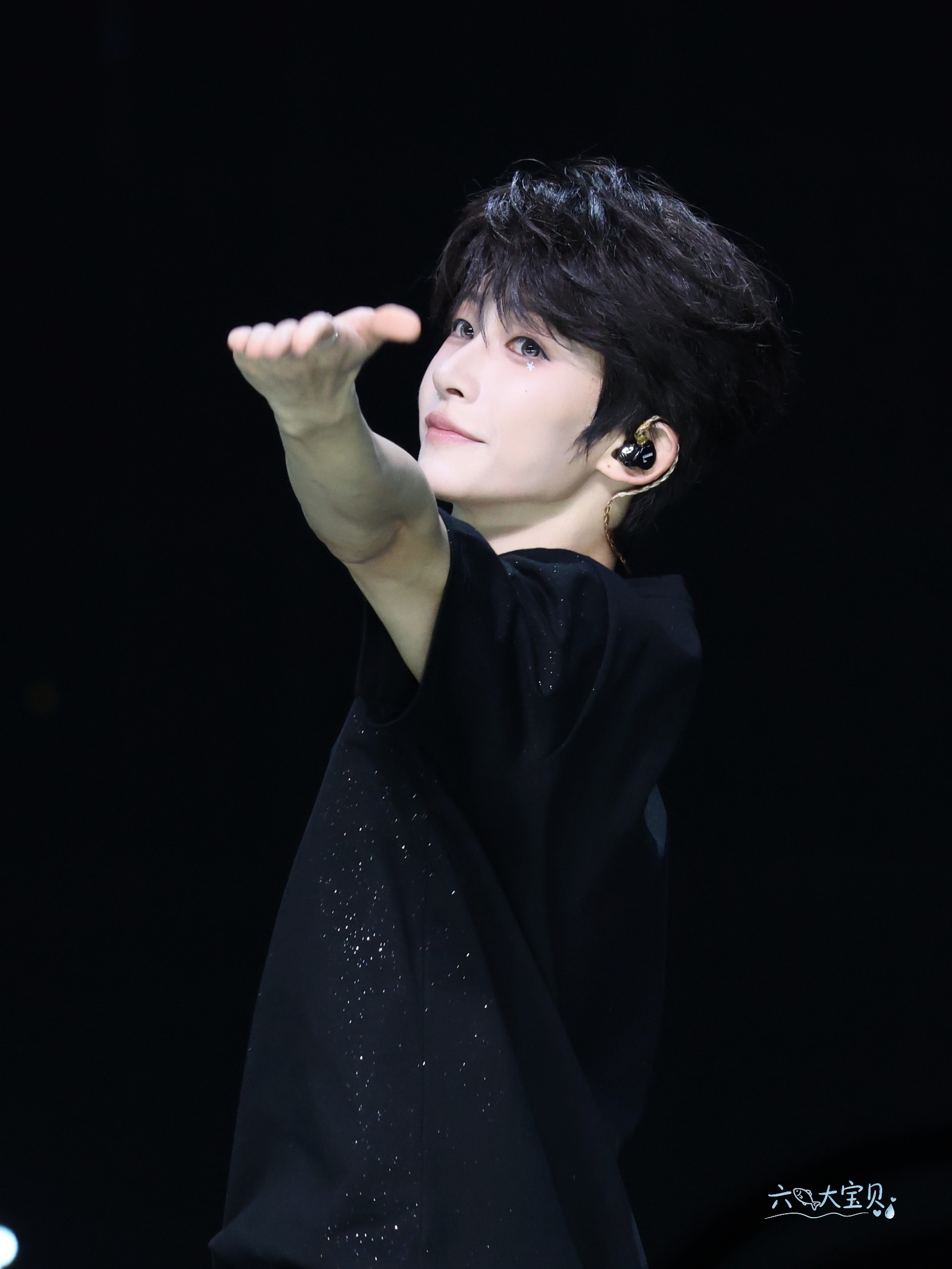 #刘宇宇宙诗人杭州站# [期待]#刘宇0824生日快乐# 
早安刘宇宝贝
昨天的演唱会幸福吗？应该还是很幸福的吧[期待]
我很幸福哦！超级超级幸福！[抱一抱]

希望你能一直这样幸福的做你想做的事，在舞台上的时候永远这样开。
昨天结束的时候给我一种你藏了小惊喜的感觉
今天是要有什么环节吗？不要让我哭哦 ​