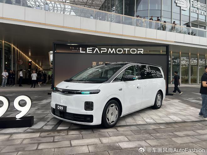 【纯电/增程双动力 零跑D99上市六款车型售价24.98至31.98万...
