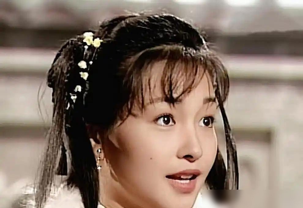 压了整整8年，佟梦实那版《神雕》愣是靠郭襄视角拿到了发行证。
40集，砍了10集。主演全换了，唯独郭襄这个角色，找来了文淇。
原著里郭襄16岁，一见杨过误终身。剧里直接让她当叙述者，整个江湖都是从她眼里长出来的。
这操作很险。
金庸写郭襄，着墨不多，全是留白。越留白，越让人惦记。现在把留白填