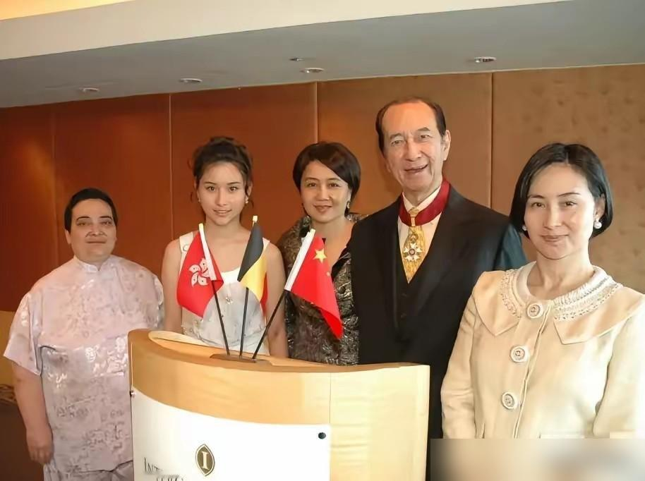 何猷君答谢宴上，所有人都盯着奚梦瑶身上的高定，我却在看角落里那个穿大红唐装、走路都要人扶的胖女人。那是何超雄，大房唯一没疯没死的血脉。梁安琪站她旁边，何超琼见她来了都主动让位置。全场后辈叫她雄姐，没人敢怠慢。
赌王死前没给大房留多少股份，只把照顾大房一脉的活儿，塞给了这个最没存在感的女儿。别人争家
