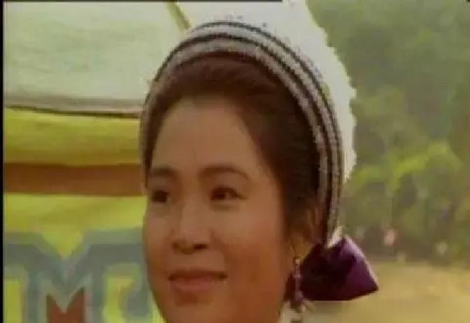 蔡少芬演郭靖他妈，全网骂声一片，说她脸太凶，撑不起村妇李萍的敦厚样。结果徐克一句话，把所有人嘴堵上了。

骂得最凶的那几天，蔡少芬已经进组了。她没看手机，也没让助理念评论。第一天定妆，她穿的是粗布破棉袄，头发用一根木簪随便挽着，脸上抹了层黄粉，可镜头一推近，那双眼睛确实藏不住东西——太亮，太利，跟人
