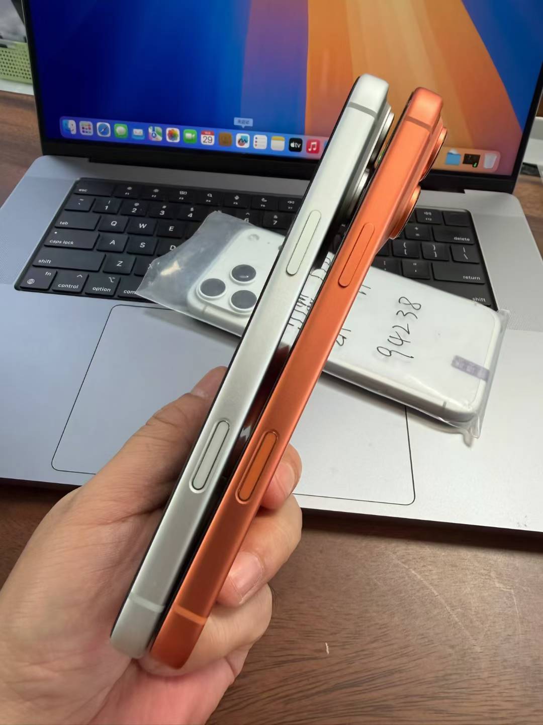 【豆花数码】
iPhone 17 Pro Max 港版（单卡+eSIM）
成色95新（电池健康91%）
支持Apple Intelligence
⚠️：不支持内地运营商的eSIM
单机（无配件）
- 1T：8999 ​