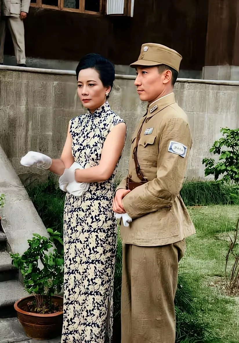 很多人想象当中他们是年龄差距很大的母子，实际上宋美龄只比蒋纬国大19岁。宋美龄嫁给蒋介石的时候，蒋纬国还只是一个11岁的少年。
宋美龄婚后，对蒋纬国的来历心存疑惑，专门向蒋介石打听真相。蒋经国的身世清清楚楚，是蒋介石和毛福梅所生。所以他断然不可能成为自己的心腹。所以想培养蒋纬国作为自己的帮手，但需要