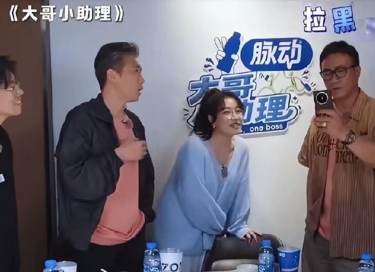 荧幕前威风凛凛的硬汉胡军，竟然也会因为女儿九儿没接通一通视频电话，当场慌得眼神乱飘。
李乃文在旁边随口打趣一句“是不是把你拉黑了”，蒋龙还跟着补刀问“屏蔽了吧”，胡军嘴上强撑着说不可能，脸上的紧绷和不知所措却怎么也藏不住。
虽然后来弄清楚是跨国时差闹的乌龙，九儿人还在伦敦睡觉，但那一瞬间老父亲的