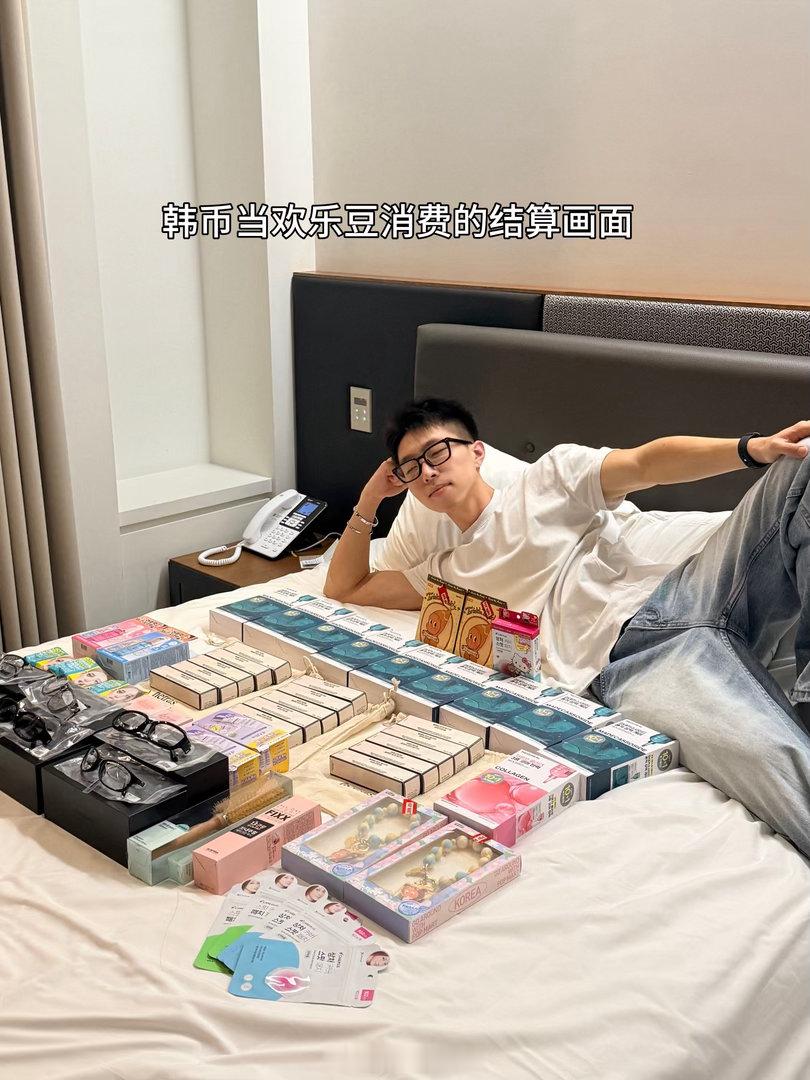 拿着信用卡花韩币几万几万的跟欢乐豆似的
回国后才发现我的钱就如尿一般流走 ​