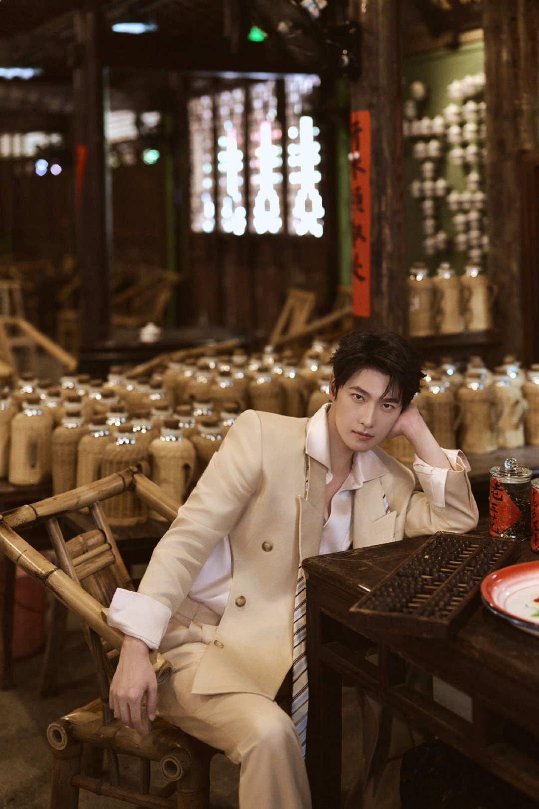 #杨洋[超话]##宁静说井柏然杨洋会主动帮拿行李# 十年长红不是运气，是自律、清醒和对作品始终有敬畏心。​