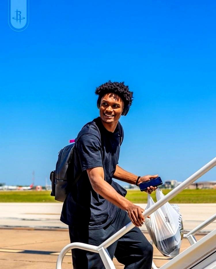 火箭队的阿门·汤普森，这后卫的进攻篮板，真是独一档！  打残阵雄鹿，火...