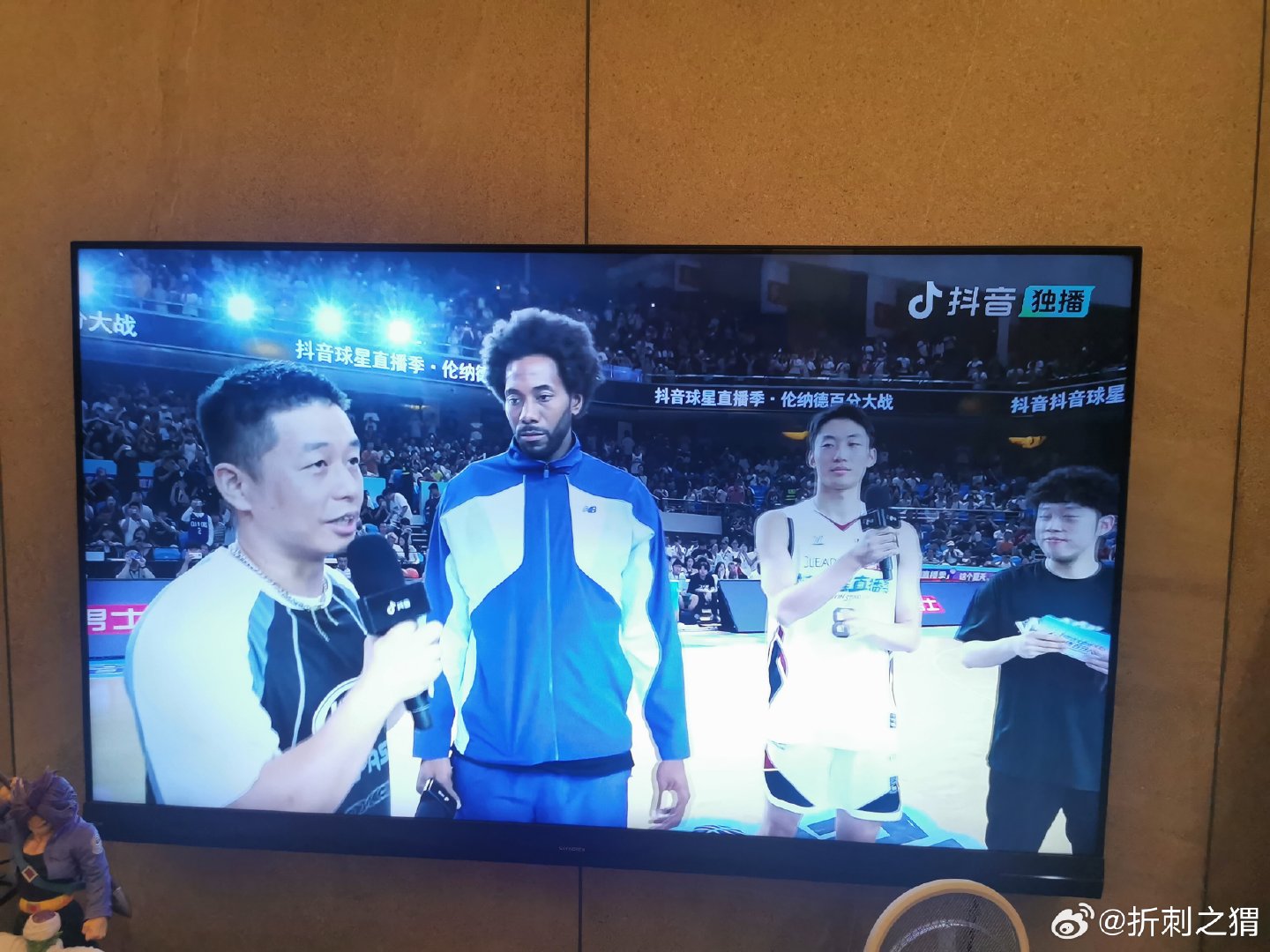 伦纳德能挑战白晶也是好起来了[doge]
主持人问伦纳德：你觉得你挑战白晶能赢吗？
伦纳德：我和他五五开吧，我也经常赢他的
主持人问​白晶：你觉得呢？
​白晶：让他赢吧[并不简单] ​