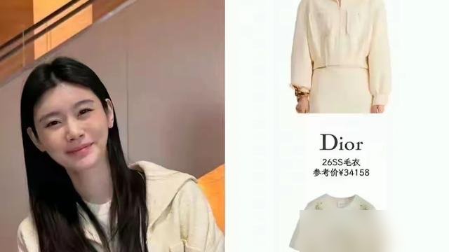 奚梦瑶嫁进赌王家，手里却摸不到一分钱。何猷君亲口说，家里钱全在家族办公室，话事的是姐姐们。两口子日常花销，全走信托系统，像领工资。
听着憋屈？再看她前两天晒的敬茶照。手腕上22只实心龙凤镯，压得胳膊都抬不起来。脖子挂的、头上戴的，全是传家宝。老公陪着爬山带娃，一样没落下。
豪门媳妇分两种。一种抢