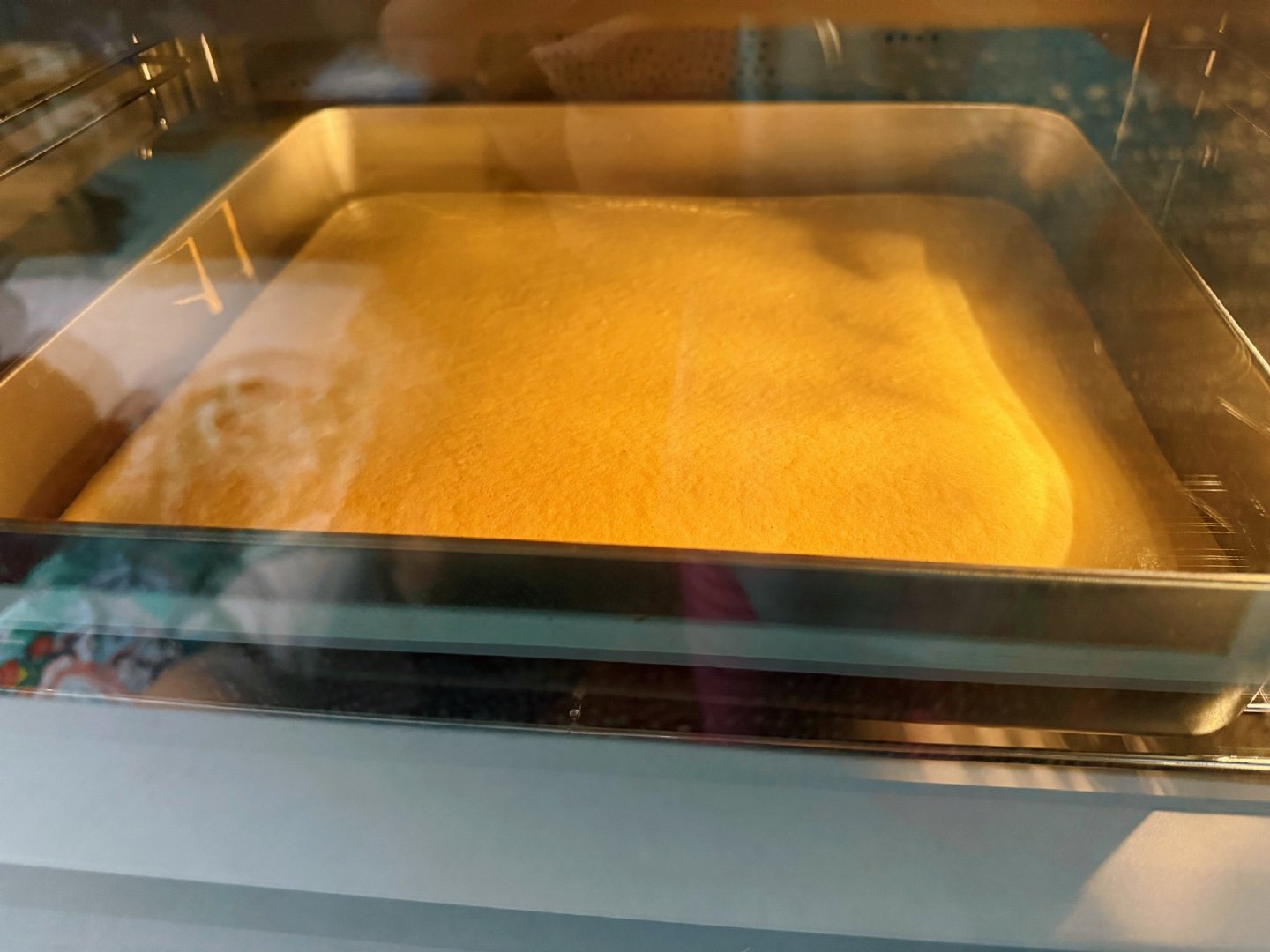 徐同学第一次做的瑞士卷
甜度有点淡
外皮有裂的
我切得也不够好
但是
已经很满意了
哈哈 ​