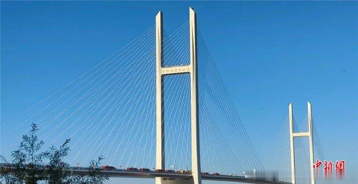 中朝新鸭绿江大桥正式通车：鸣笛致意架新桥，边贸旅游启新程

2026年10月15日，连接中国辽宁丹东与朝鲜平安北道新义州的中朝新鸭绿江大桥正式开通。这座宏伟的双塔双索面斜拉桥在主体工程竣工12年后，终于迎来了全面投入运营的历史性时刻。

通车现场气氛热烈，桥面插满中朝两国国旗。装饰一新的中国卡 ​
