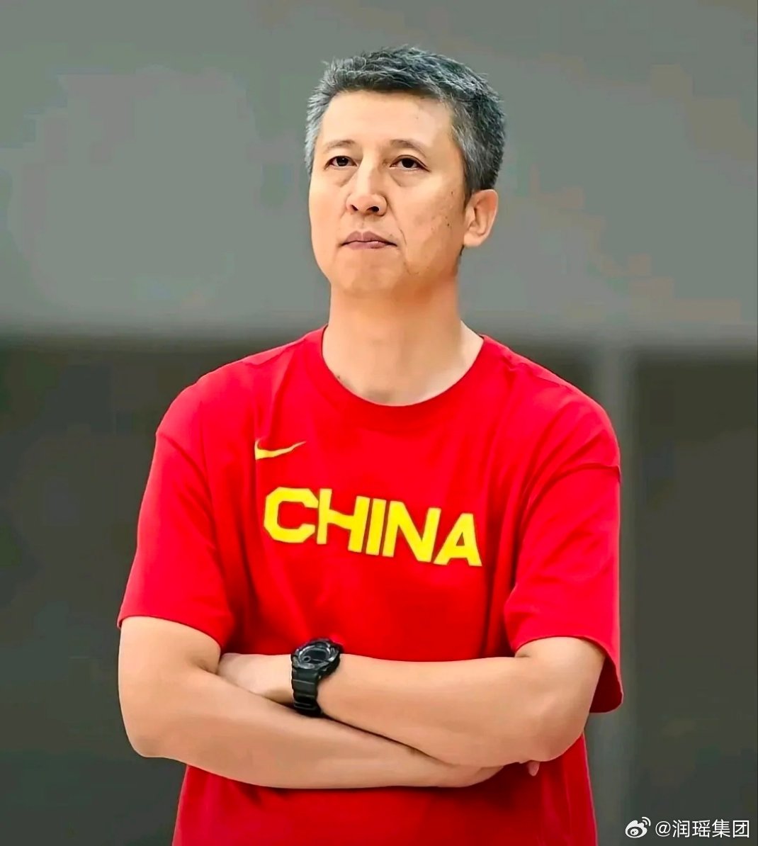 郭士强：没有捷径可走，只能硬扛

￼

周琦和赵睿双双缺席，意味着郭士强手里最后两张王牌彻底打不了了。

他不是不想招，是两人的身体状态确实达不到比赛要求。郭士强自己说过：“状态不好、不想拼的，名气再大也白搭。”

现在距离8月27日世预赛客战卡塔尔只剩一周，他只能靠现有阵容硬扛。好在杨瀚 ​