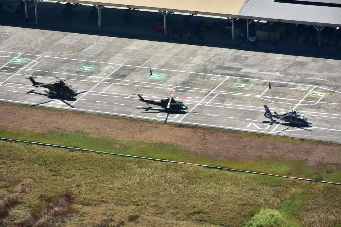 印尼海军、空军和陆军多型直升机，最近在东爪哇举行了一次联合甲板着陆演习，以准备迎接KRI Gajah Mada号（前意大利海军"加里波第"号航母）的到来。#烽火问鼎计划# ​