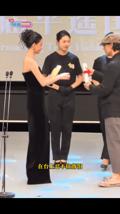 平遥国际电影展颁奖现场，孙怡拿下费穆荣誉最佳女演员，台上激动哽咽致谢。导播镜头扫到台下，董子健的眼神瞬间冲上热搜。
 
他没有刻意避嫌躲闪，目光望向台上发光的孙怡，面带浅笑，认真鼓掌。短短几秒镜头，被网友称作“过期糖名场面”。
 
二人2022年和平离婚，因为女儿一直保持